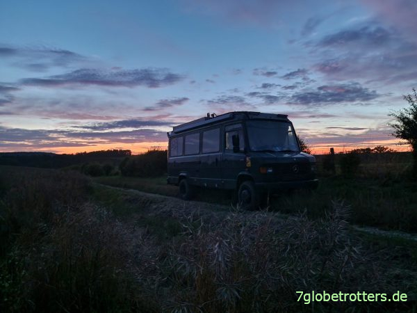 Mercedes 711 auf dem Feldweg in Frankreich