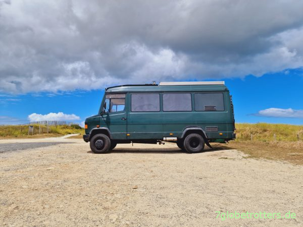 Mercedes 711 auf dem Parkplatz am Plage de Ker Emma