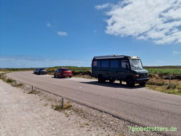 Mercedes 711 auf einem Stellplatz am Cap Fréhel