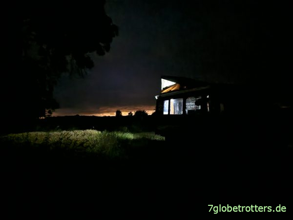 Nachtstellplatz L Hotellerie mit Licht im Aufstelldach