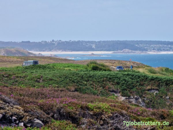 Schöne Badebucht mit Wohnmobil-Stellplatz in der Bretagne