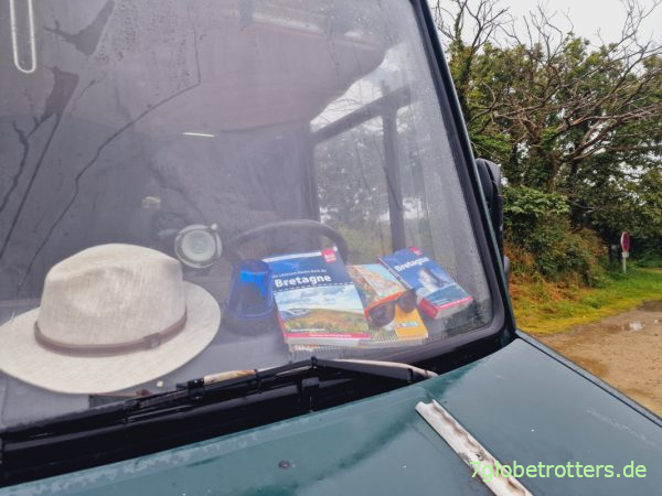 Sommerhut und Bretagne-Reiseführer