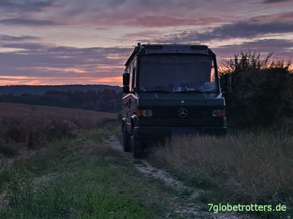 Stellplatz auf einem Feldweg neben der Landstraße in Frankreich