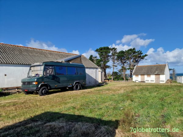 Stellplatz des Mercedes 711 an der Granitküste