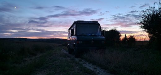 Stellplatz neben der Landstraße in Frankreich