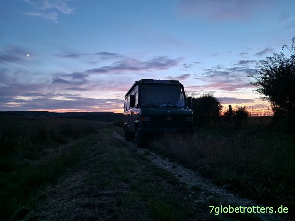 Stellplatz neben der Landstraße in Frankreich