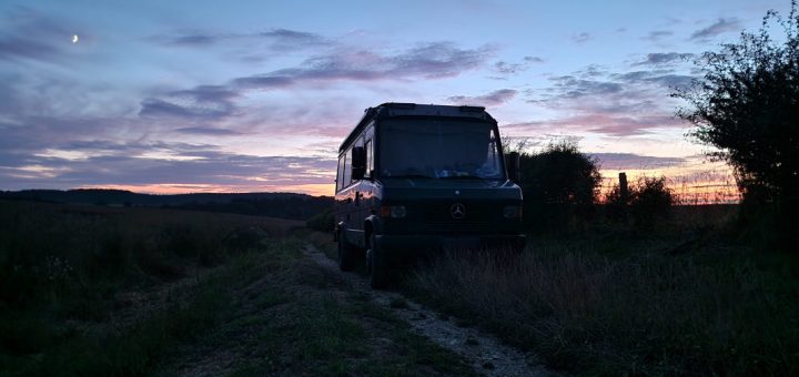 Stellplatz neben der Landstraße in Frankreich