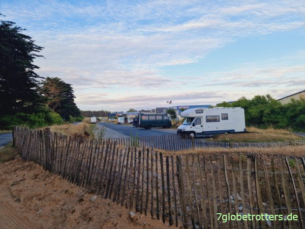 Wohnmobile auf dem Stellplatz am Arche De Port Blanc auf der Halbinsel Quiberon