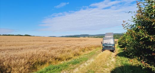 Wohnmobilstellplatz im französischen Feld