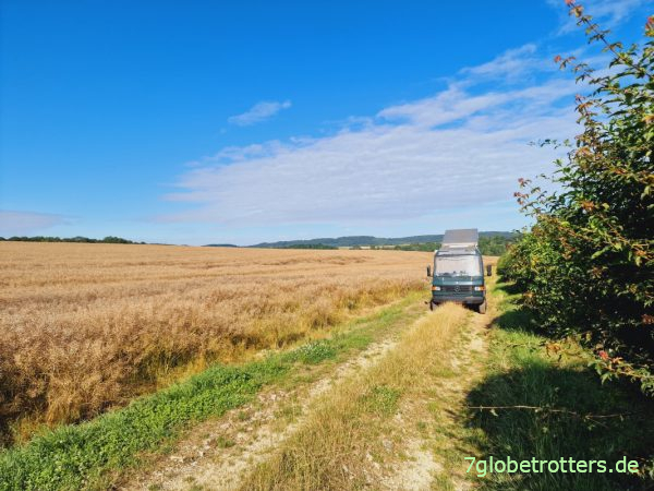 Wohnmobilstellplatz im französischen Feld