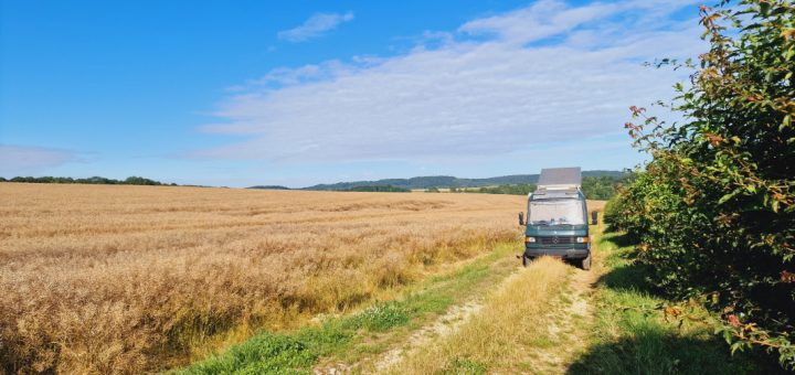 Wohnmobilstellplatz im französischen Feld