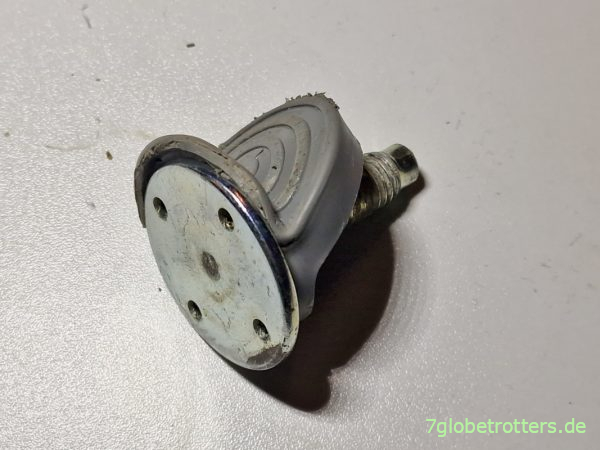 Durchgescheuerter hinterer Miele-Waschmaschinenfuß