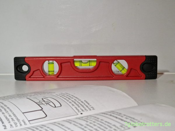 Feinausrichtung der Waschmaschine mit den vorderen Füßen