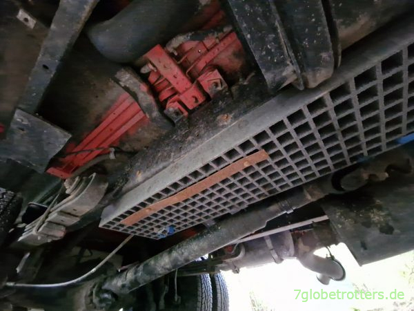 Gitterträger von Nakatanenga unterm Bus