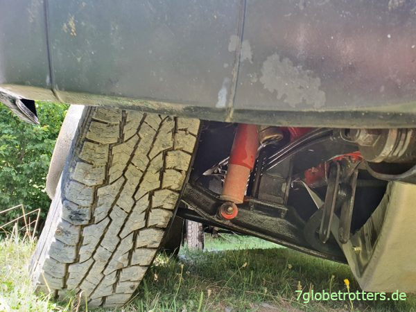 Klötze zu Höherlegung unter der Vorderfeder