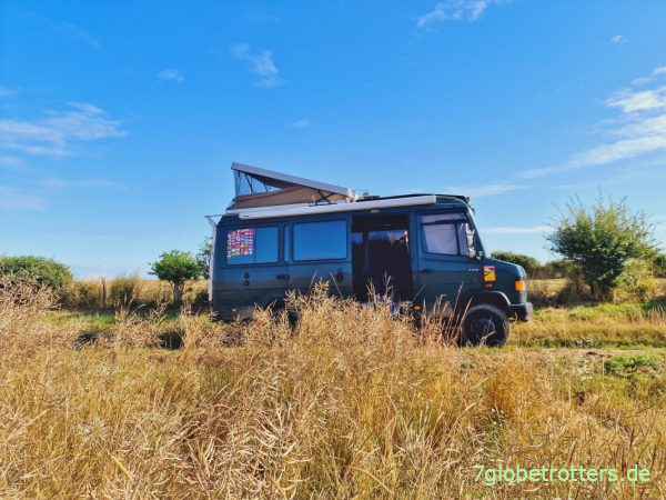 Mercedes 711 mit Aufstelldach auf dem Stellplatz in Frankreich