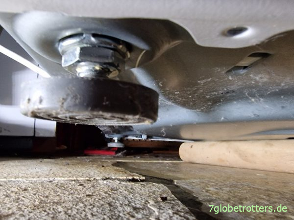 Schonung der Miele Waschmaschinenfüße mit Rundholz