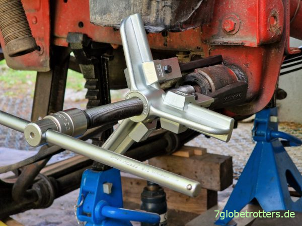 Vorderfeder ausbauen mit einem Kukko-Dreiarmabzieher