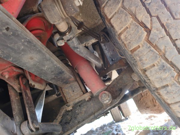 Enge Einbausituation mit verstärkten Stoßdämpfern und Feder auf Block