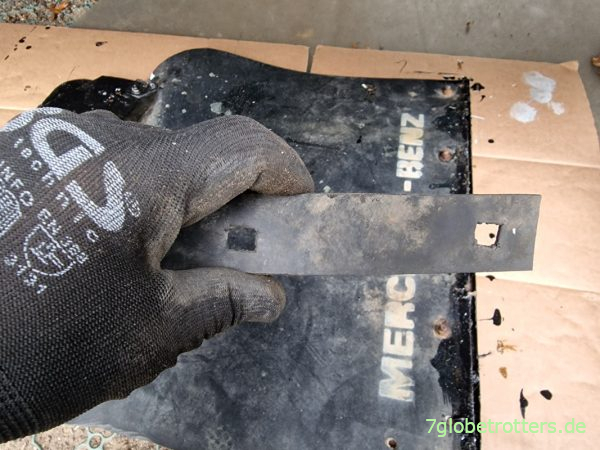 Gummistreifen zwischen Schmutzfänger und Hilfsrahmen