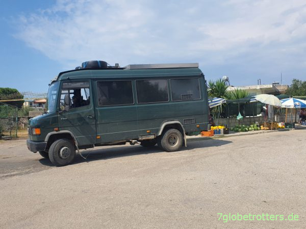 Mercedes 711 D als Werkstattwagen in Albanien