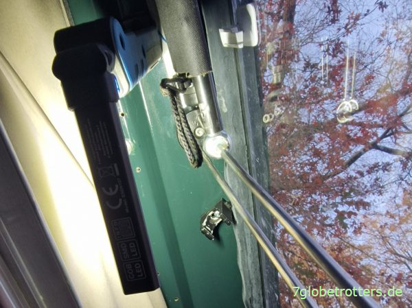 Montage der Mittelhalterung der Sonnenrollos