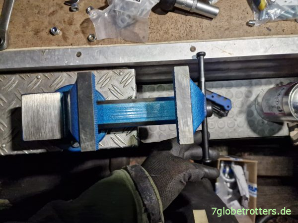 Schraubstock am Werkzeugkasten im Wohnmobil