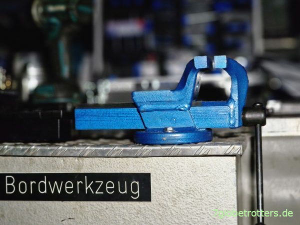 Schraubstock auf dem Werkzeugkasten im Wohnmobil