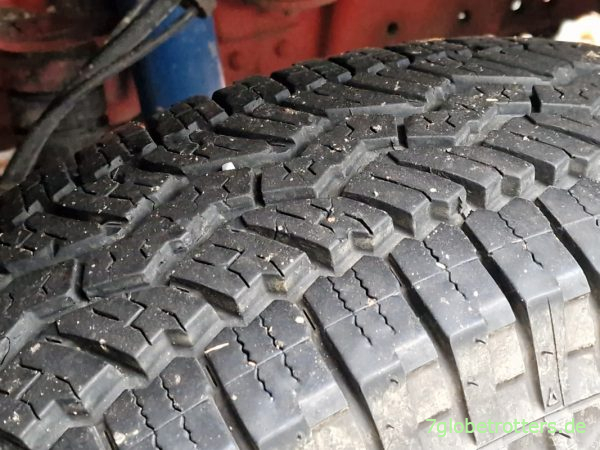 Verschleißbild rechter Vorderreifen mit halb defektem Stoßdämpfer