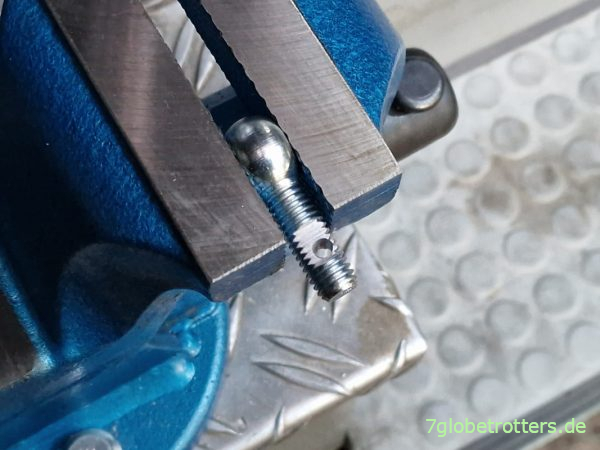 Bohrung in der Augenschraube für die Sonnenrollos