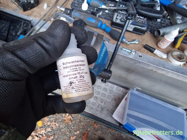 Einkleben der Kunststoffführung mit Schwanheimer Industriekleber