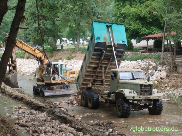 LKW KrAZ-255 B Kipper im Fluss
