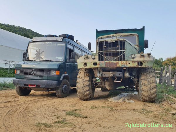 Mercedes 711 neben KrAZ-255 B