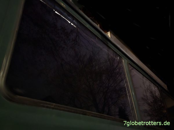 Totale Verdunklung mit Moltonstoff im Wohnmobil