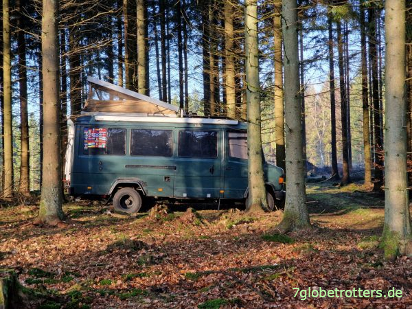 Wohnmobil mit schwarz verdunkelten Scheiben von Solarplexius