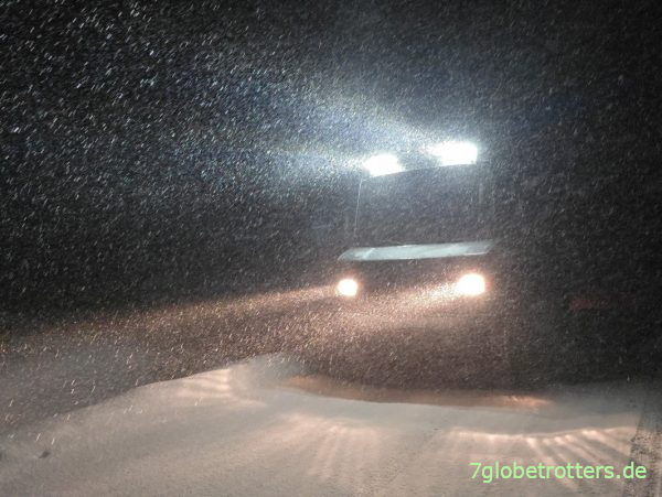 Fern- und Zusatzscheinwerfer im Schneesturm