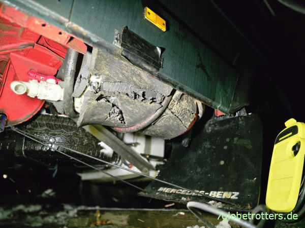 Kaputt gekärcherte Urintankdämmung