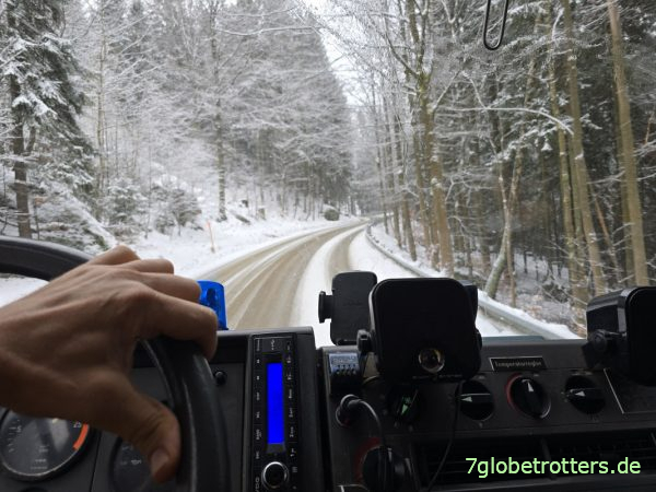 Mercedes 711 ohne Allrad im Schnee