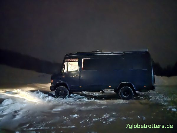 Schwarze Verdunklungsgardinen am Mercedes 711