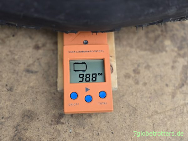 988 kg Radlast am Mercedes 711D vorn rechts 988 kg Radlast am Mercedes 711D vorn rechts