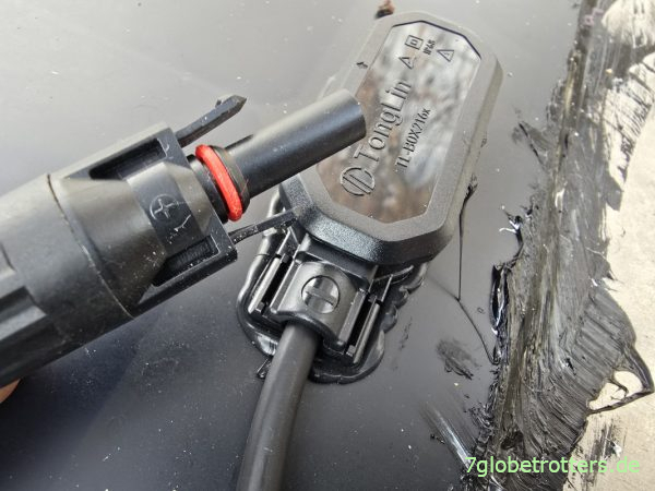 Anschlussstecker für das Solarmodul auf dem Wohnmobil