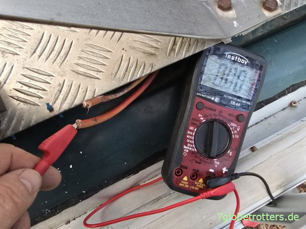 Durchgangsprüfung der Solarkabel für die Dachdurchführung