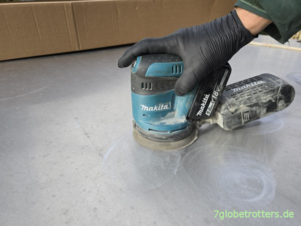 Klebefläche des Solarmodul anschleifen