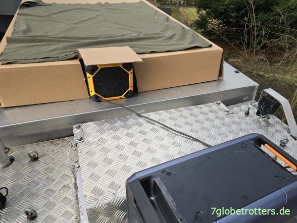 Klebefläche des Solarmoduls trocknen und vorwärmen