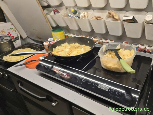 Kochen mit der Induktionsplatte am Balkonkraftwerk Kochen mit der Induktionsplatte am Balkonkraftwerk