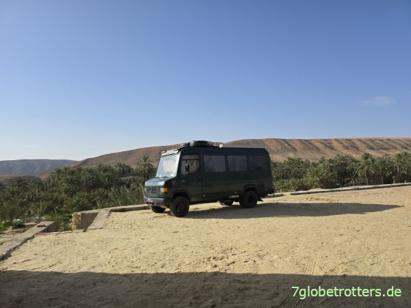 Mercedes 711D über der Bergoase von Mides