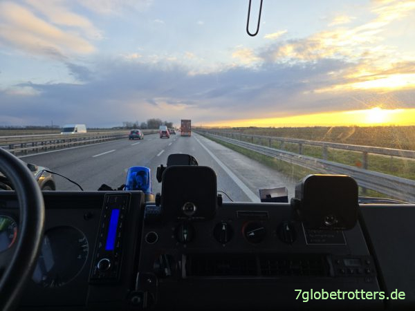 Sonnenuntergang auf der italienischen Autobahn
