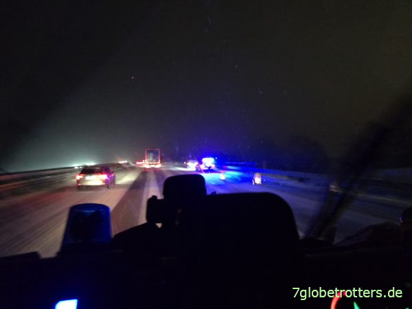 Verschneite Autobahn in Deutschland