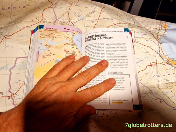 Vorbereitung des Abenteuers Tunesien mit Reiseführer und Karte Vorbereitung des Abenteuers Tunesien mit Reiseführer und Karte