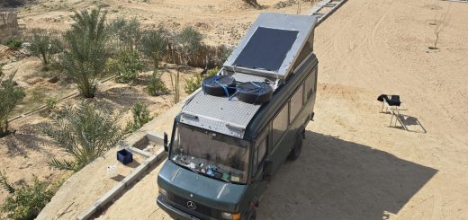 Wohnmobil mit aufgeklebtem Solarmodul auf dem Aufstelldach